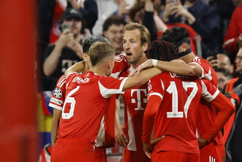 Bayern Munich's English forward #09 Harry Kane (C) celebrates scoring his team's third goal with team mates during the UEFA Champions League football match between FC Bayern Munich and Chelsea FC in Munich, southern Germany on September 17, 2025. (Photo by Alexandra BEIER / AFP)
