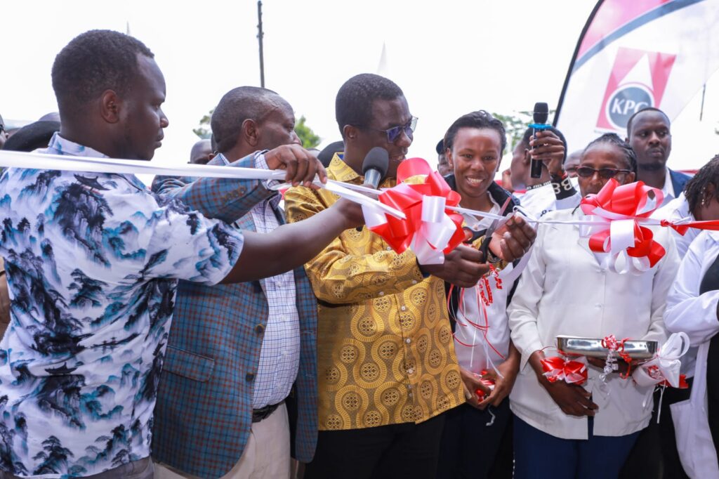 KPC Foundation officials and Energy CS Opiyo Wandayi during commissioning of the outpatient block at Momoniat Health Centre in Kericho